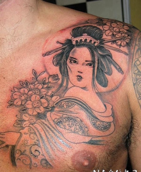 胸前的桃花艺妓纹身图案