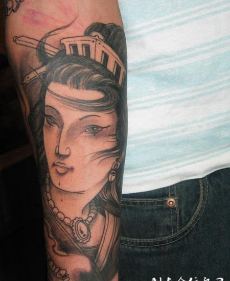 小臂上的艺妓美女纹身图案