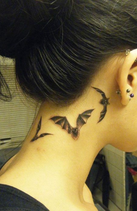 颈部个性蝙蝠纹身图案