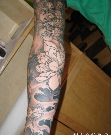 小臂黑白莲花纹身图案