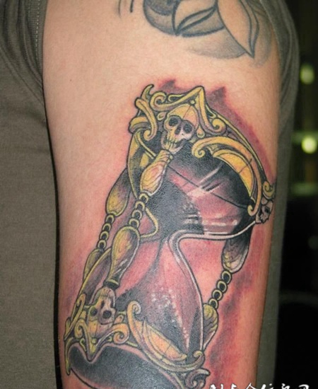 大臂黄金沙漏纹身图案