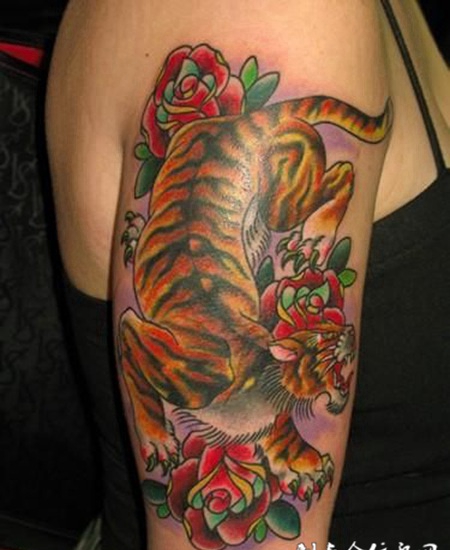 大臂上的玫瑰老虎纹身图案