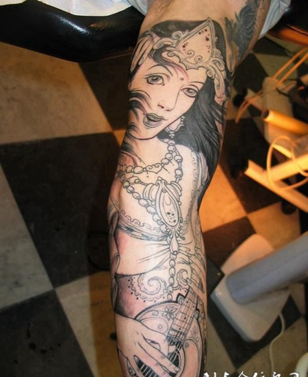 胳膊上弹奏乐器的美女纹身图案