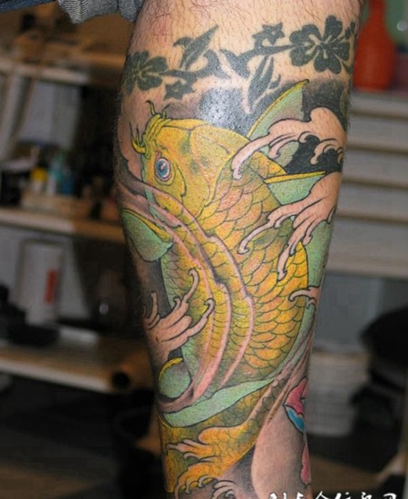 小腿上的鲤鱼浪花纹身图案