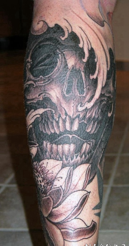 小腿上的骷髅莲花纹身图案