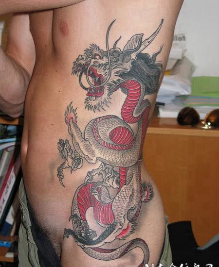 腰侧红色龙的纹身图案
