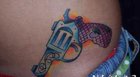 腰侧手枪纹身图案