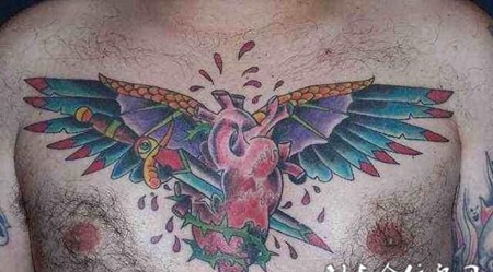胸前的翅膀心纹身图案