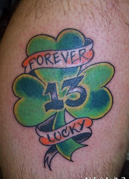 大腿上的四叶草纹身图案