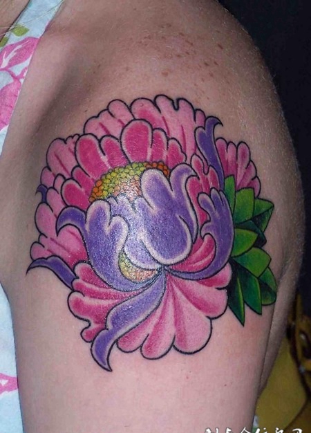 大臂上的牡丹纹身图案