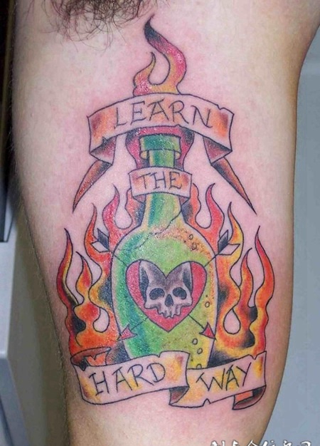 大臂上的骷髅海盗瓶纹身图案