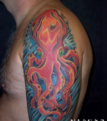 大臂红色章鱼纹身图案