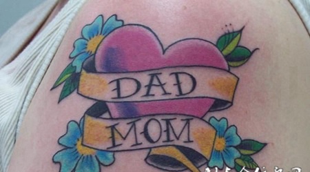 大臂上的丝带心纹身图案