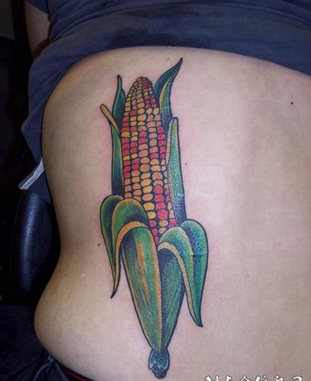 腰侧的玉米纹身图案