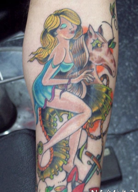 小臂美女海马纹身图案