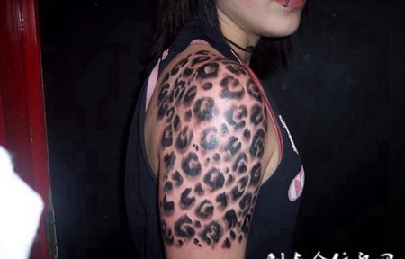 大臂豹纹纹身图案