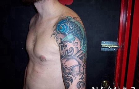 大臂骷髅鲤鱼纹身图案