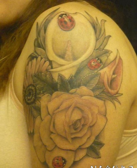 大臂上的百花瓢虫纹身图案