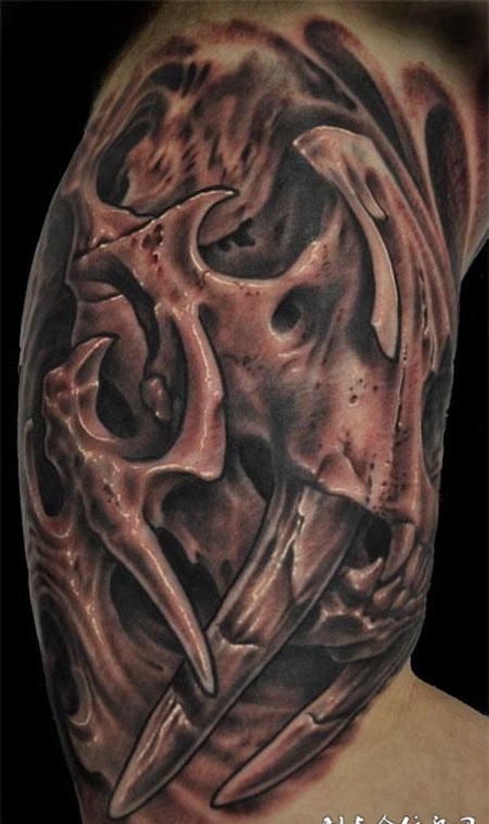 大臂上迷幻的洞穴纹身图案