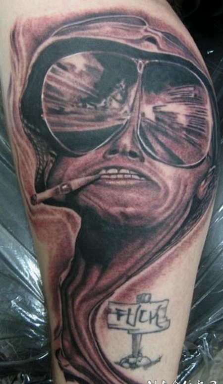 小腿上戴墨镜叼烟的帅哥纹身图案