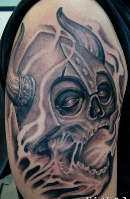 大臂上长着尖角的恶魔纹身图案