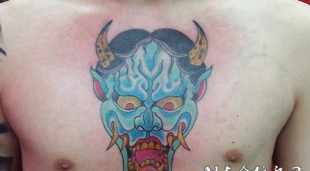 胸前的般若纹身图案