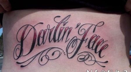 小腹花体英文纹身图案