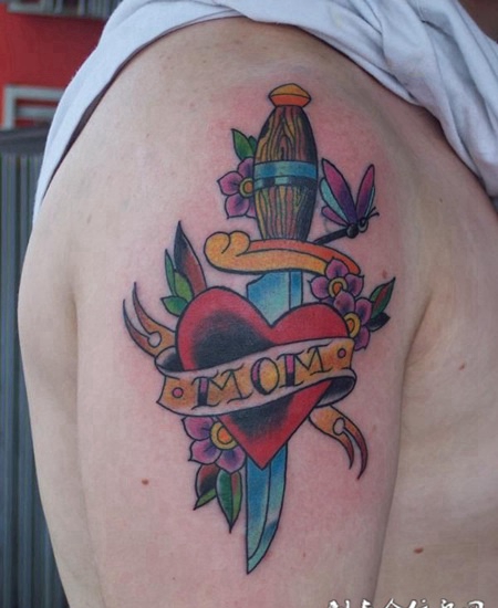 大臂上的匕首心纹身图案