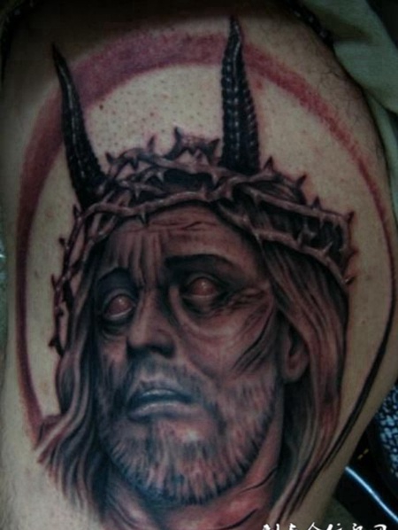 大臂上的尖角恶魔纹身图案