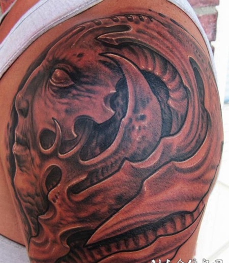 大臂上的恶魔侧面纹身图案