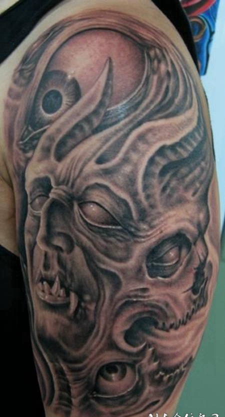 大臂上的裸露肌肤的恶魔纹身图案