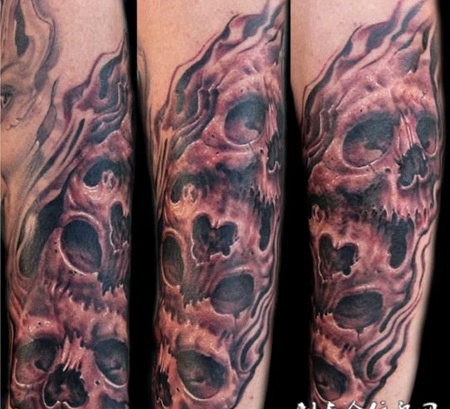 大臂层叠的骷髅头纹身图案