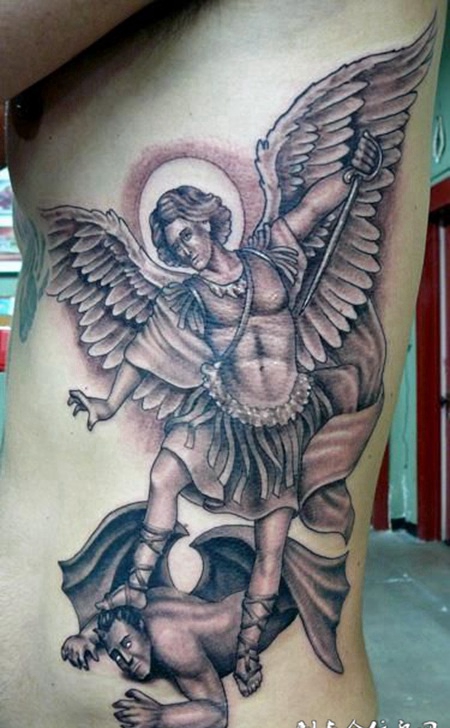 腰部践踏恶魔的天使纹身图案