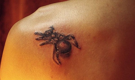 肩部小蜘蛛纹身图案