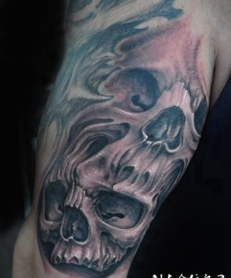 大臂上的双骷髅组合纹身图案