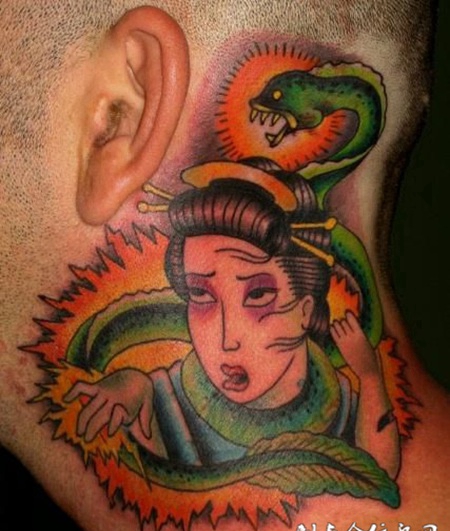 脖子上缠着蛇的美女纹身图案