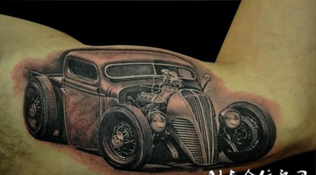 大臂上的汽车模型纹身图案