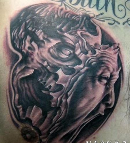 胸前破碎的恶魔纹身图案