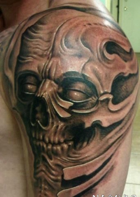 大臂上的骷髅恶魔纹身图案