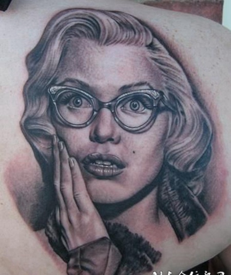 后背上带着镜框的美女纹身图案