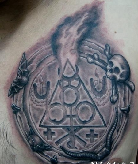 胸前的石刻罗盘骷髅纹身图案