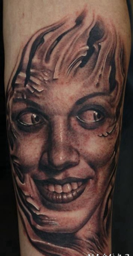 小腿上化身恶魔的美女纹身图案