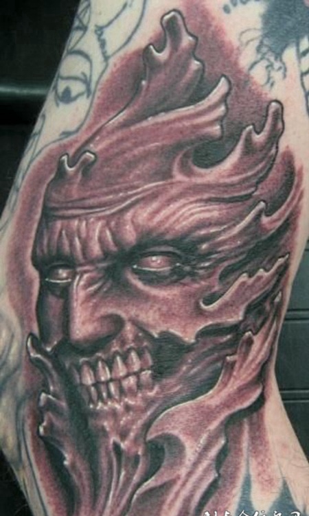 大臂上呲着牙的恶魔纹身图案