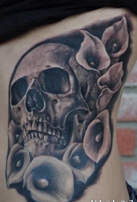腰侧的骷髅马蹄莲纹身图案