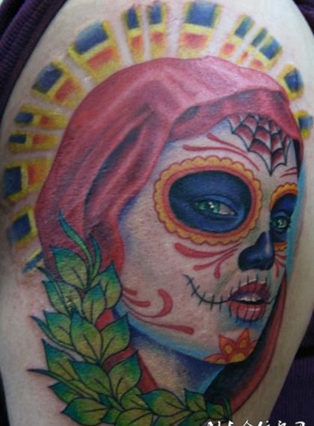 大臂上的丧尸女孩纹身图案