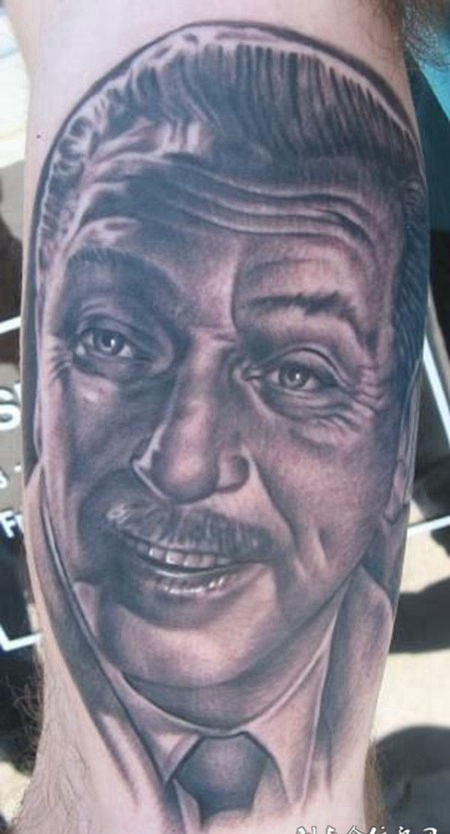 大臂上的小胡子帅哥纹身图案