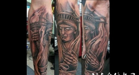 小臂上的举着火炬的塑纹身图案