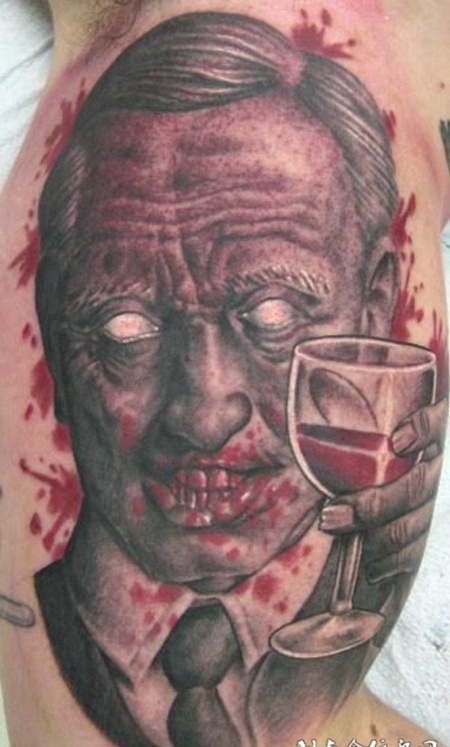 大臂上饮血的恶魔纹身图案