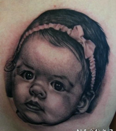 胸前的娃娃纹身图案