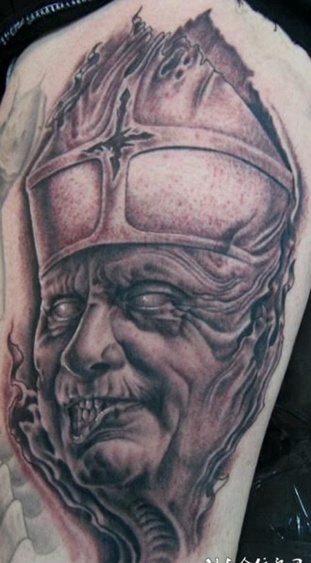 大臂上带着帽子的恶魔纹身图案